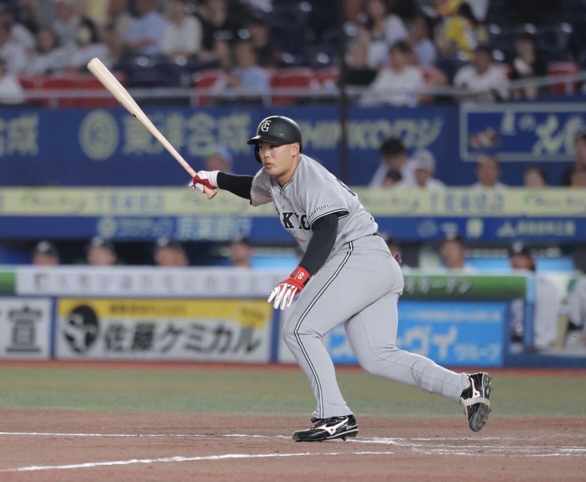 ９回無死、左安打を放つ代打・荒巻悠（カメラ・小林　泰斗）