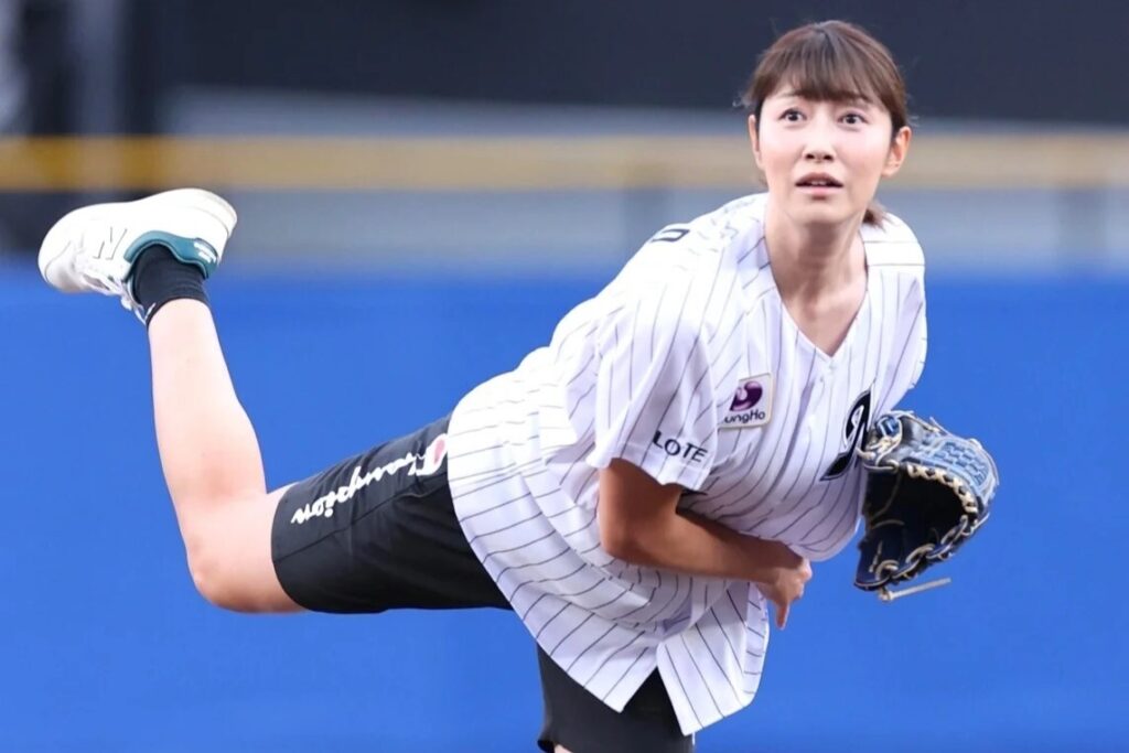 狩野舞子ノーバン投球成功の裏で…ZOZOマリンに降臨した“大物レジェンド”がロッテ選手と記念撮影「元気そうでなにより」（THE DIGEST） - Yahoo!ニュース - Yahoo!ニュース