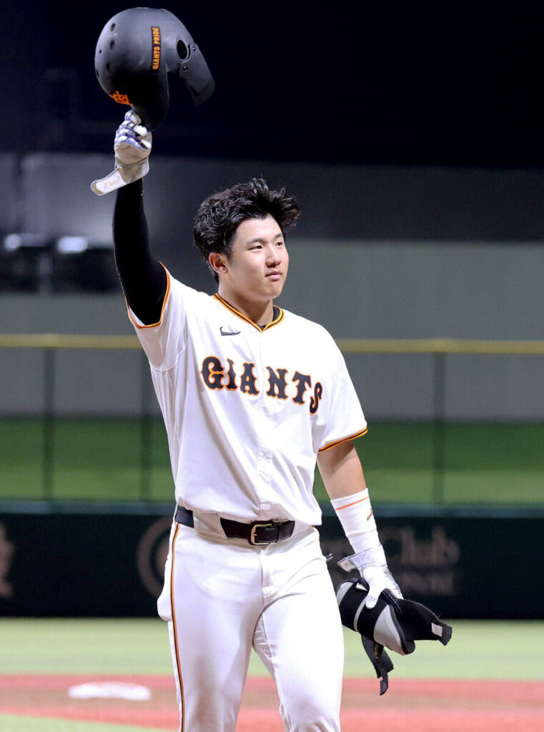 ファンにあいさつする石塚裕惺（カメラ・池内　雅彦）