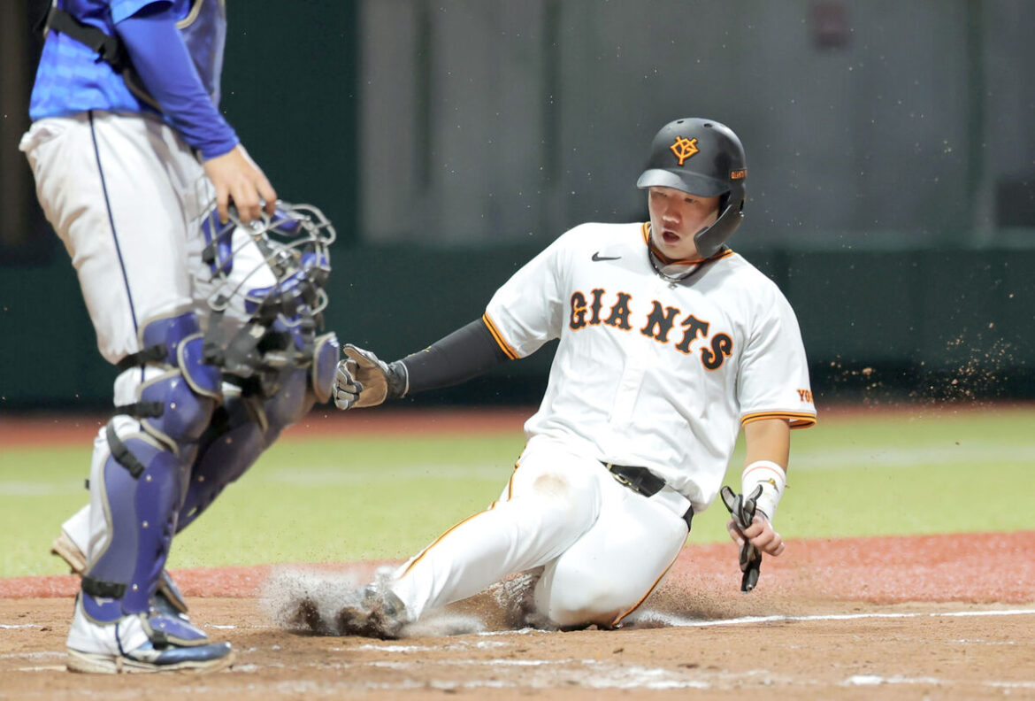 ３回２死一、三塁、重盗で生還する石塚裕惺（カメラ・小林　泰斗）