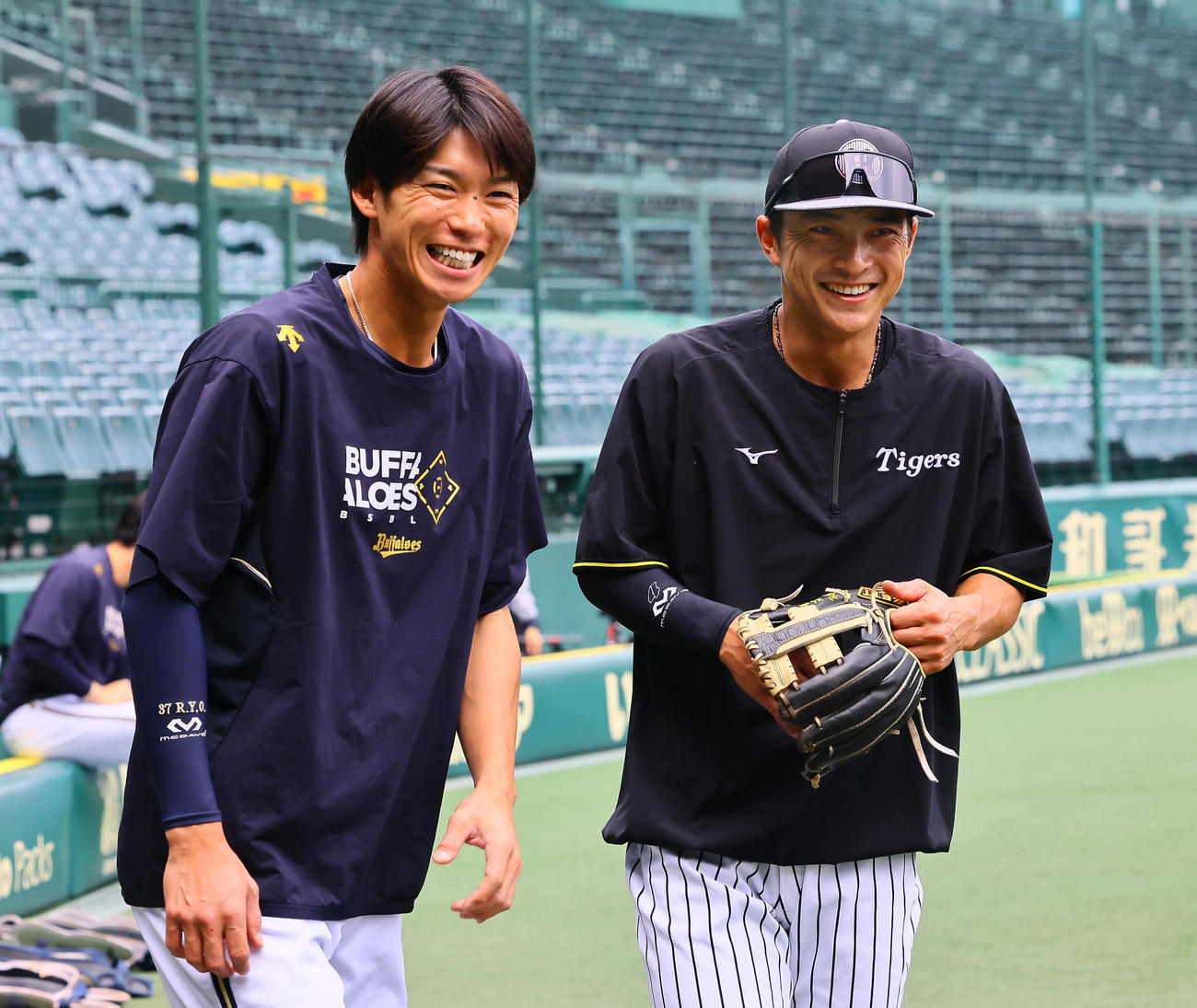 阪神対オリックス 談笑するオリックス石川(左)と阪神熊谷(2025年6月7日撮影)