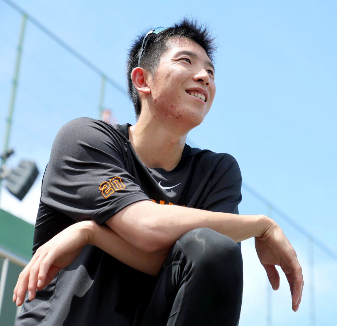 練習の合間に一息つく戸郷翔征（カメラ・山崎　賢人）