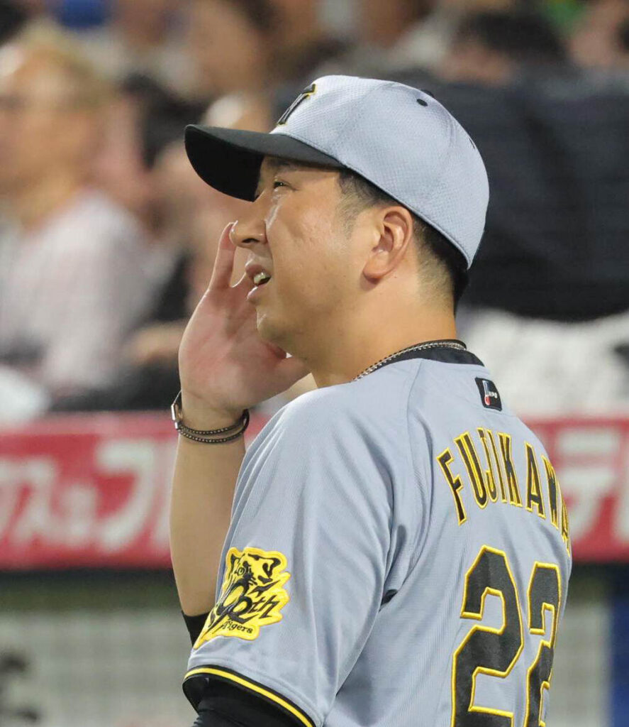 【阪神】藤川球児監督、サヨナラ負けに「日々新たに」 試合後は導入したチームウェアに着替えてバスへ(スポーツ報知) – Yahoo!ニュース – Yahoo!ニュース 【阪神】藤川球児監督、サヨナラ負けに「日々新たに」 試合後は導入したチームウェアに着替えてバスへ(スポーツ報知) - Yahoo!ニュース - Yahoo!ニュース