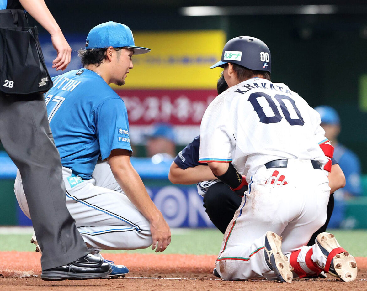 ２回１死一、三塁、死球を当てた仲田に謝罪する伊藤（左、カメラ・池内　雅彦）