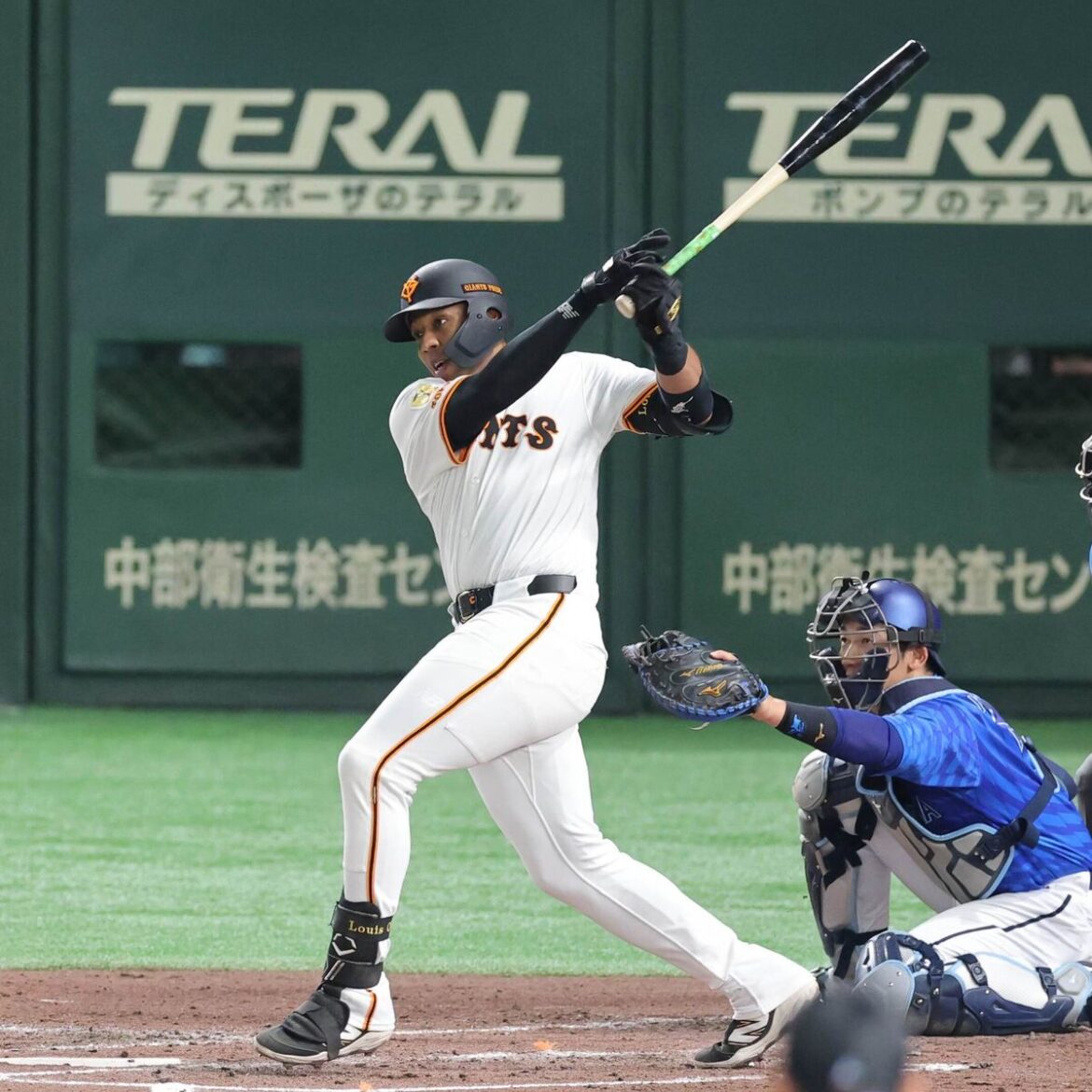 【巨人】 オコエが魚雷バットで2安打「振り抜きやすいなと感じたので」2番起用に応える活躍 – スポーツ報知 魚雷バットで3回2死、中前安打を放つオコエ瑠偉(カメラ・中島 傑)