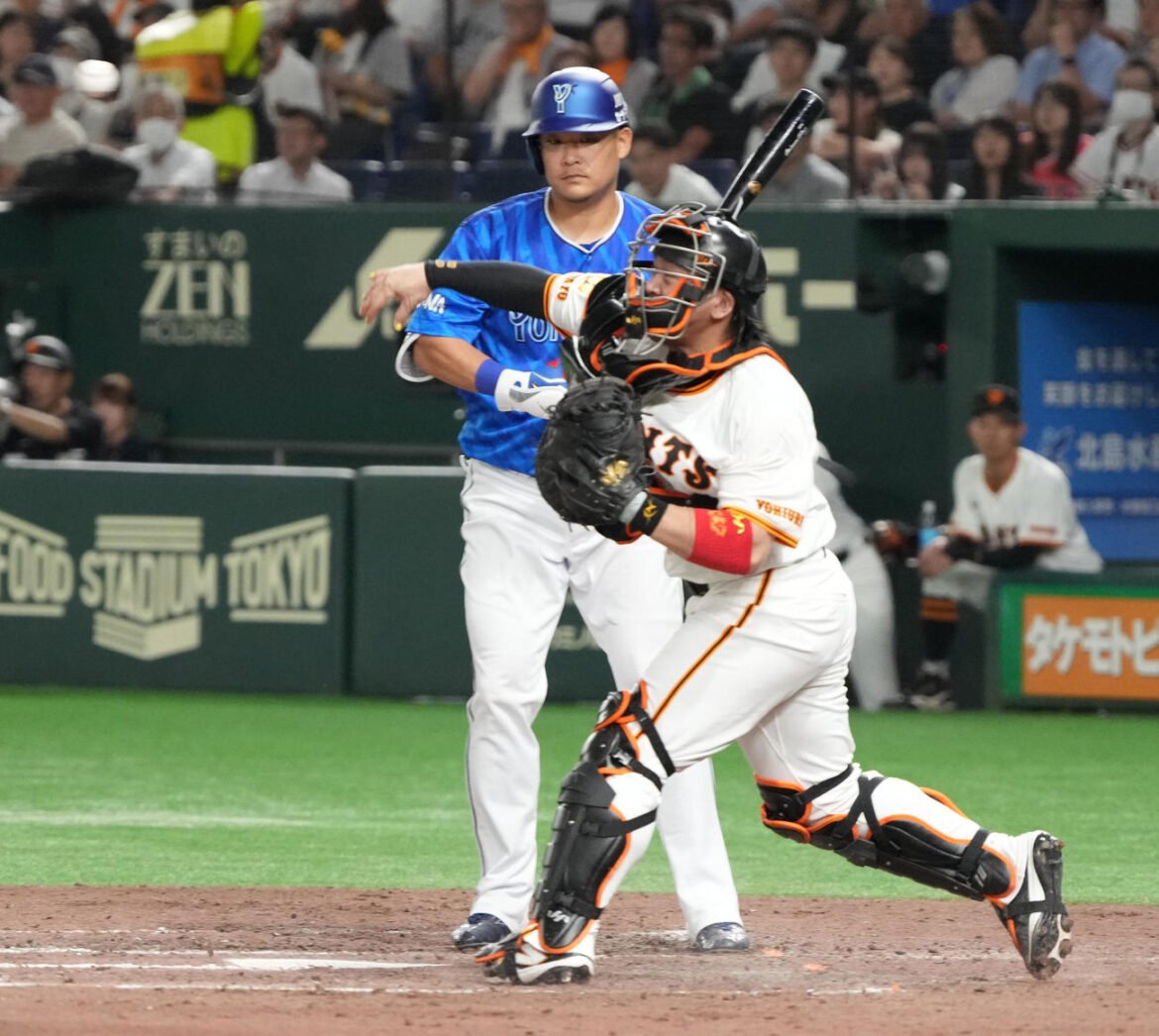 巨人対DeNA 8回表DeNA1死一塁、巨人甲斐は一塁走者三森の二塁盗塁を阻止する。打者筒香（撮影・小沢裕）