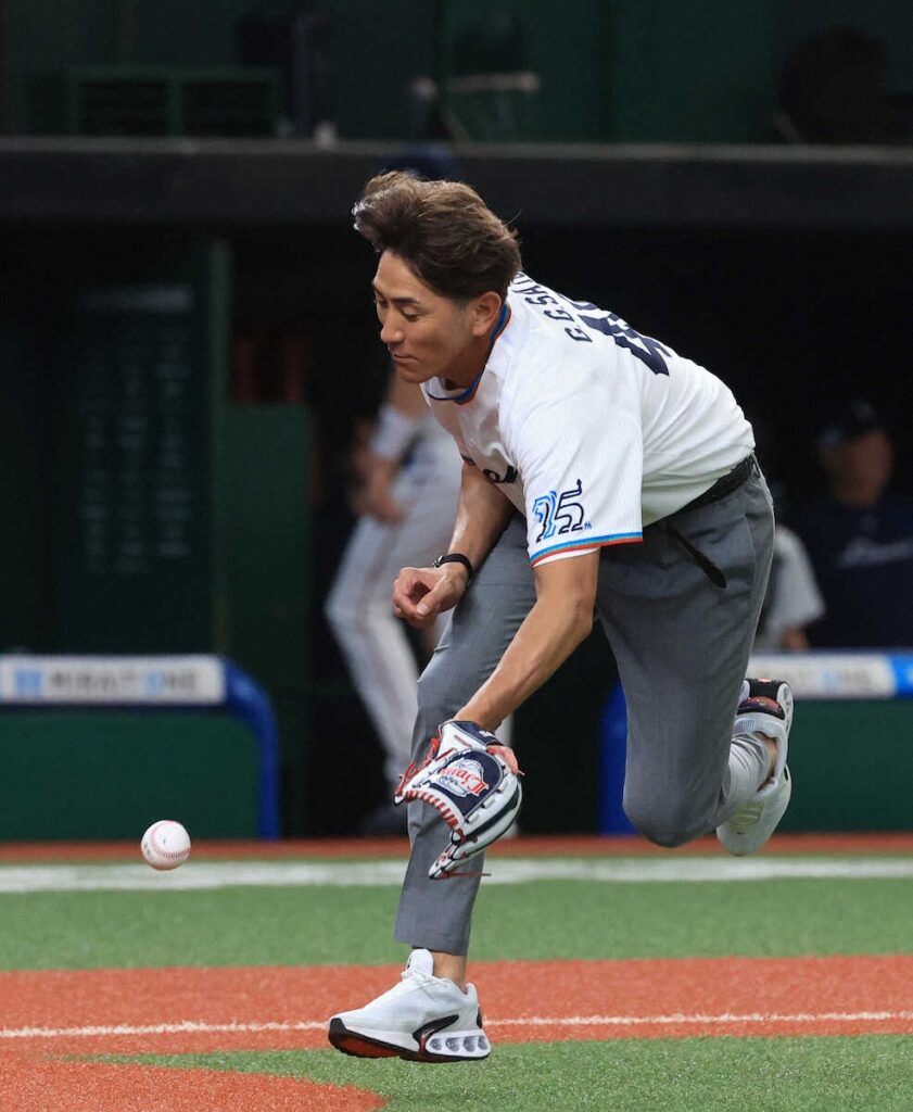 GG佐藤氏 古巣・西武戦でセレモニアルピッチ 捕手役・中村剛の返球“お約束”落球で沸かせた(スポニチアネックス) – Yahoo!ニュース – Yahoo!ニュース GG佐藤氏 古巣・西武戦でセレモニアルピッチ 捕手役・中村剛の返球“お約束”落球で沸かせた(スポニチアネックス) - Yahoo!ニュース - Yahoo!ニュース