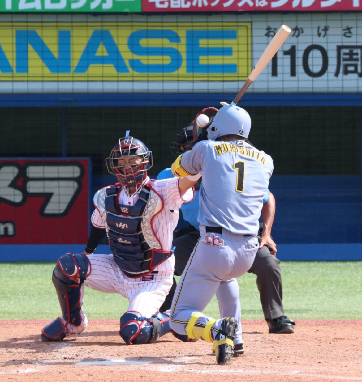 阪神・森下 頭部付近の危険球で倒れ込む 藤川監督も飛び出し球場騒然 佐藤輝の内角攻めに大ブーイング(デイリースポーツ) – Yahoo!ニュース – Yahoo!ニュース 阪神・森下 頭部付近の危険球で倒れ込む 藤川監督も飛び出し球場騒然 佐藤輝の内角攻めに大ブーイング(デイリースポーツ) - Yahoo!ニュース - Yahoo!ニュース