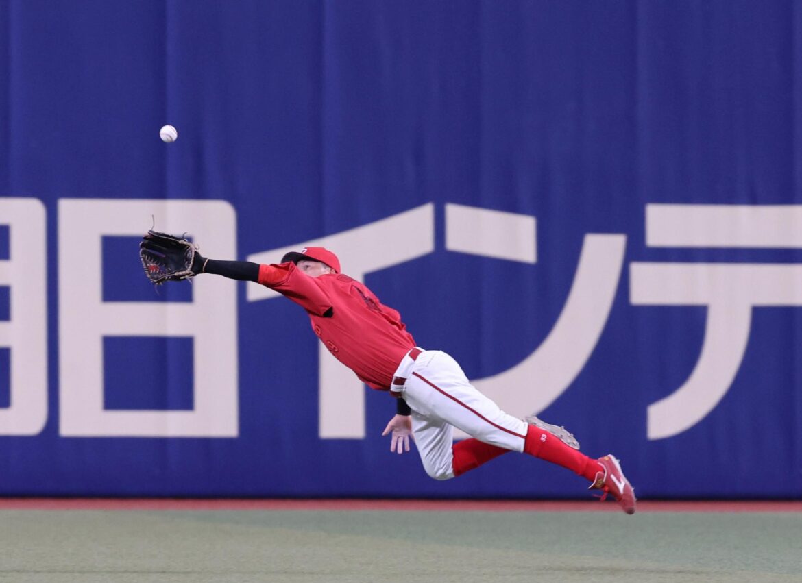 広島・大盛がスーパープレーで勝利呼び込む 八回１死二、三塁で岡林の打球をダイビングキャッチ「届くと思ったので、もう飛びました」（デイリースポーツ） - Yahoo!ニュース - Yahoo!ニュース