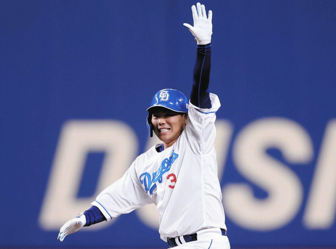 ７回裏１死二塁、同点二塁打を放ちポーズをとる代打高橋周