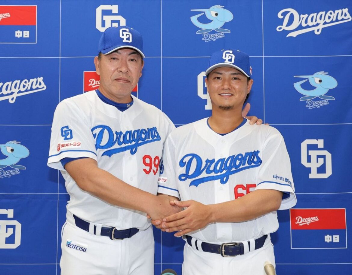 入団会見で井上監督と握手する佐藤