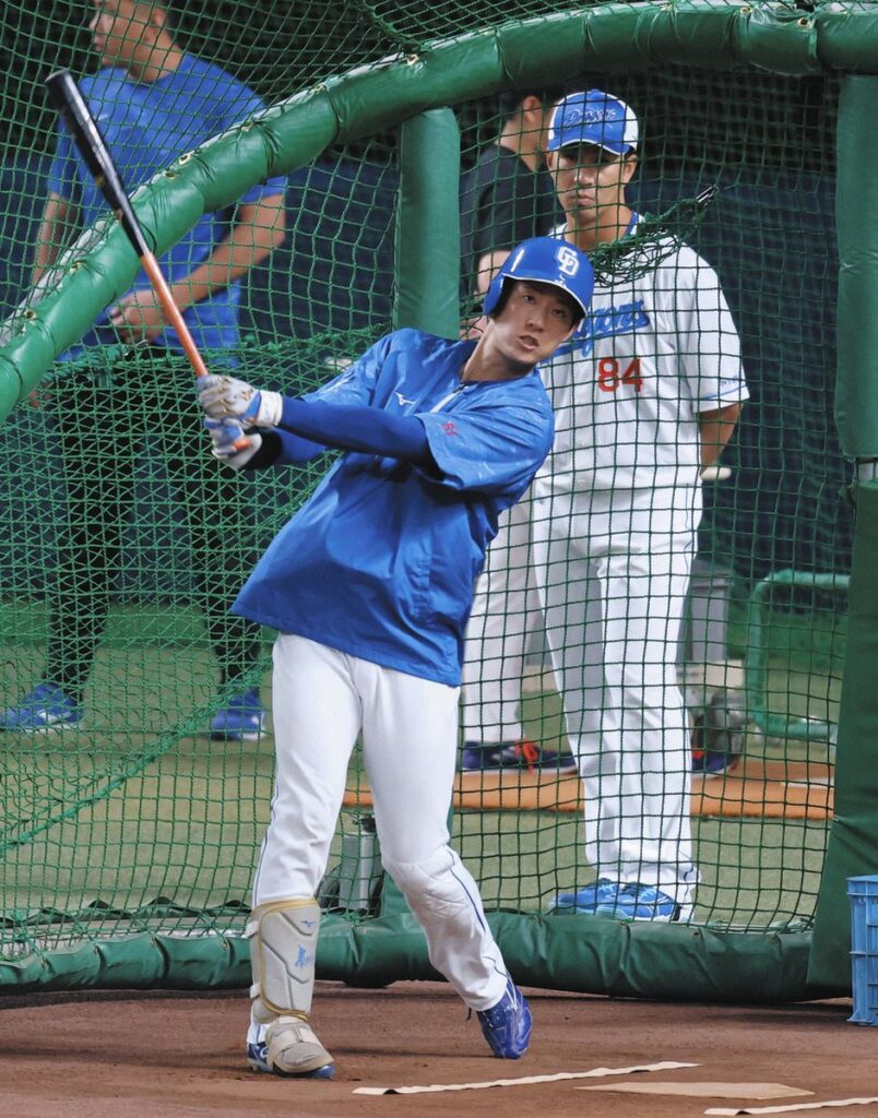 福田２軍打撃コーチが見る中、フリー打撃する上林