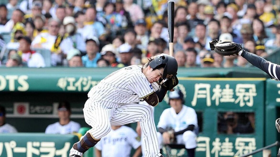 球場に悲鳴 阪神・中野に頭部死球 - Yahoo!ニュース