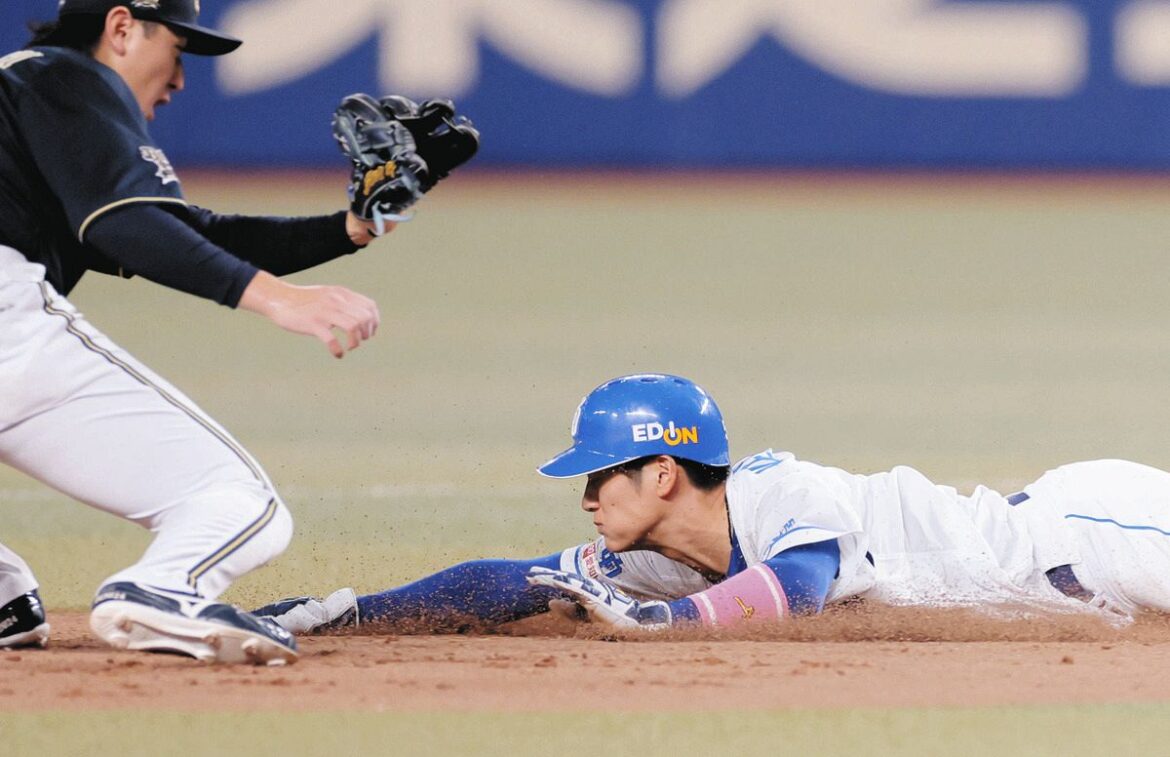 ６回裏１死一塁、打者岡林のとき、二盗を決める上林