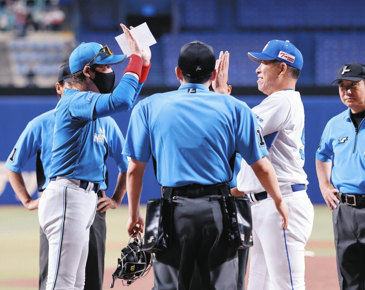 メンバー表交換で、日本ハム・新庄監督（左）とタッチを交わす井上監督