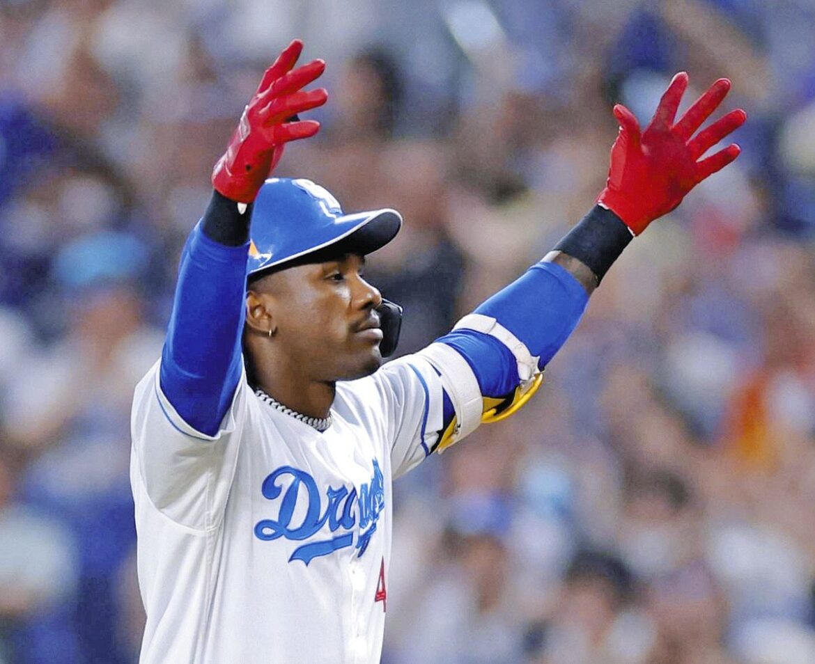 中日―巨人　８回裏２死二、三塁、中前に２点打を放ちポーズをとるカリステ