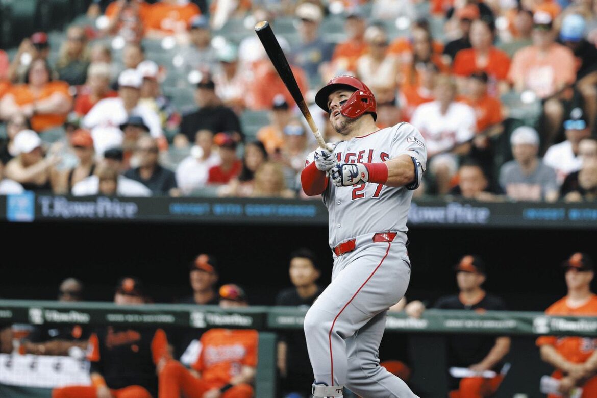 １回、２ランを放つエンゼルス・トラウト（AP）