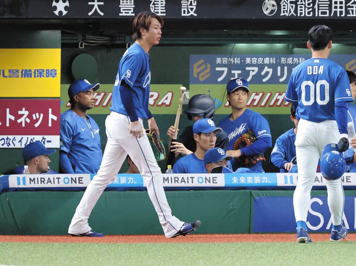 西武に敗れ引き揚げる高橋宏（手前左）らナイン