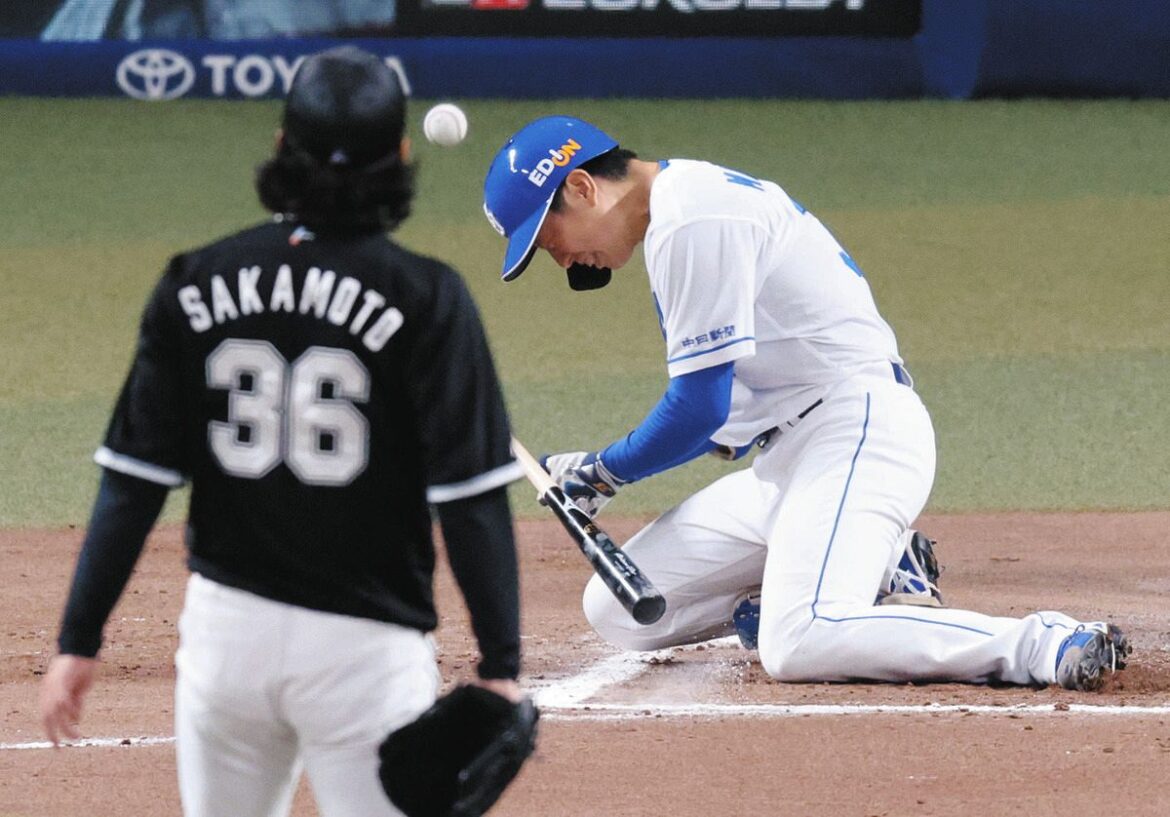 ７回裏１死一塁、死球を受け倒れ込む松葉。投手坂本