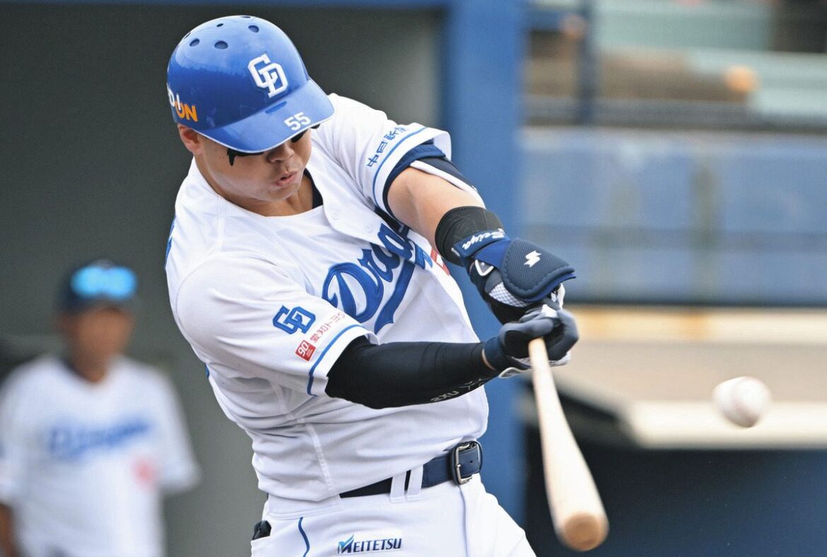 中日－広島　２回裏無死、細川が右前打を放つ