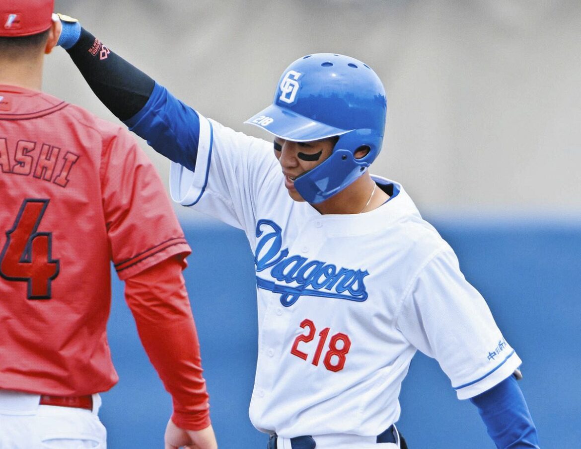 ３回裏無死満塁、逆転の２点二塁打を放ち喜ぶ川上