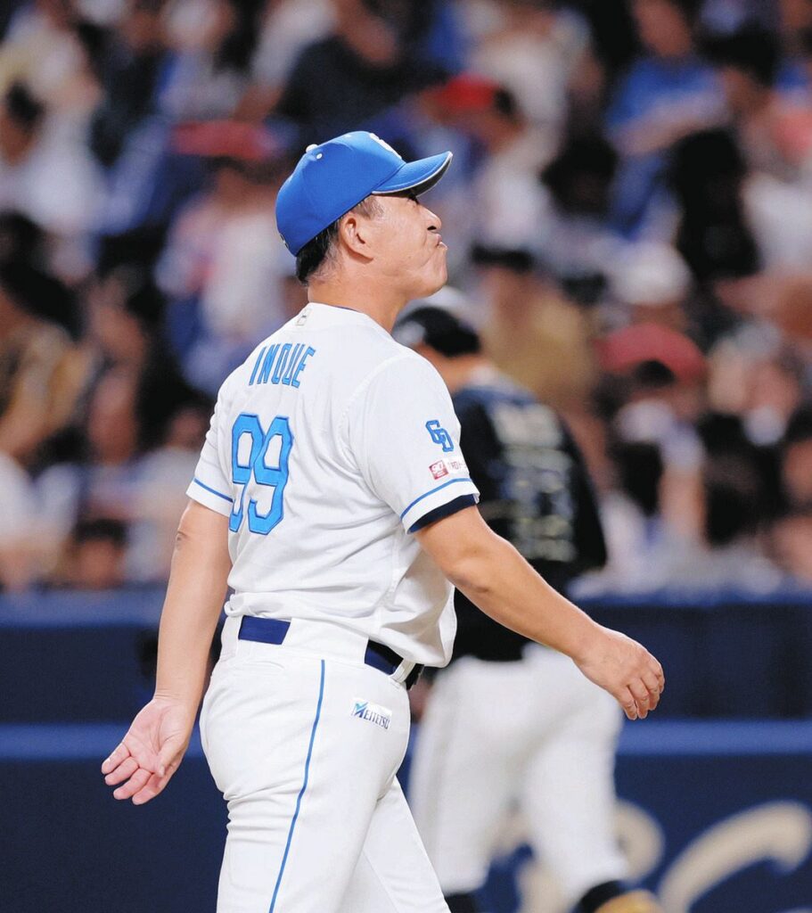 ８回表、投手交代を告げベンチへ戻る井上監督