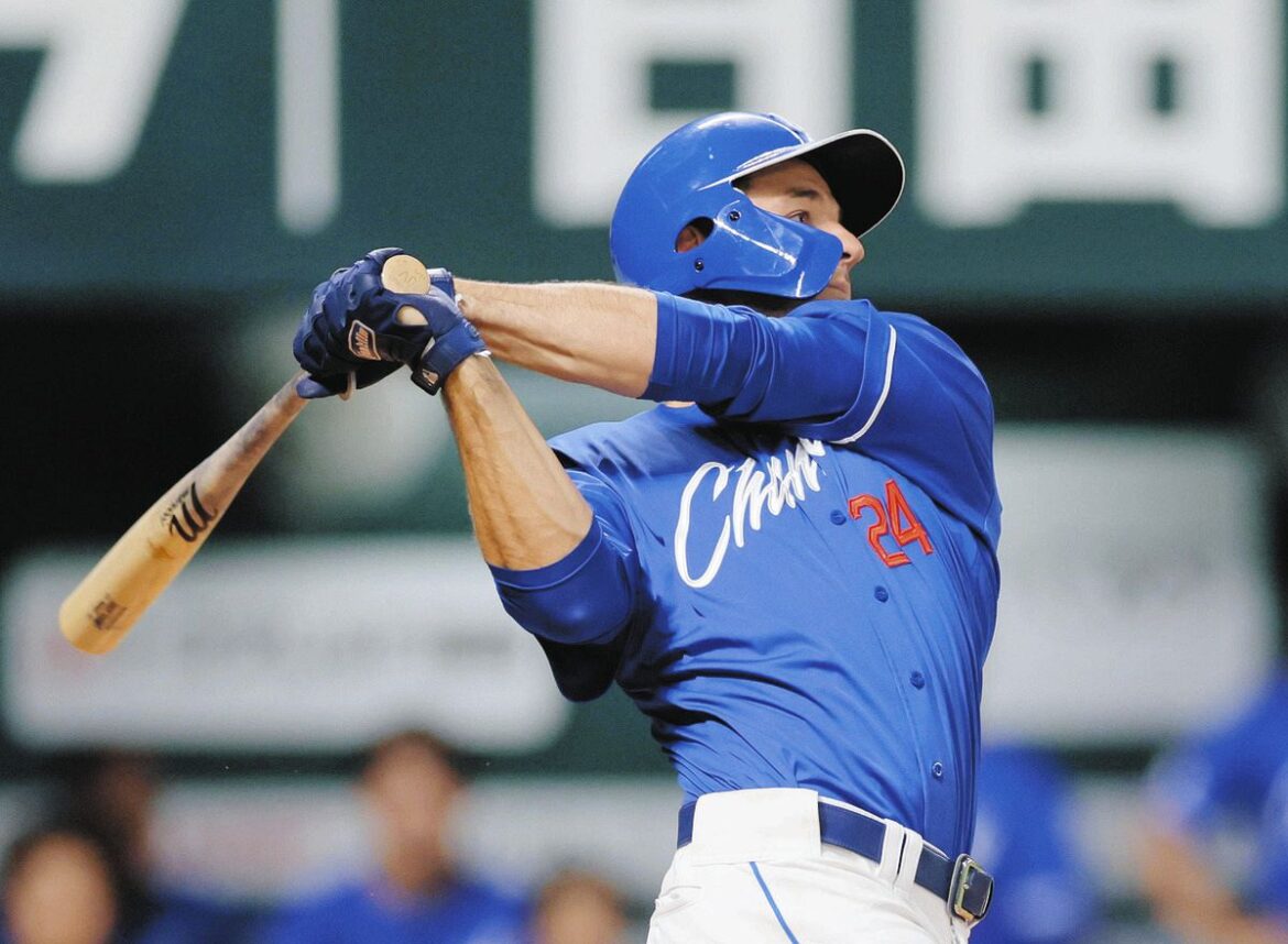 ９回表２死二塁、ボスラーが中前適時打を放つ