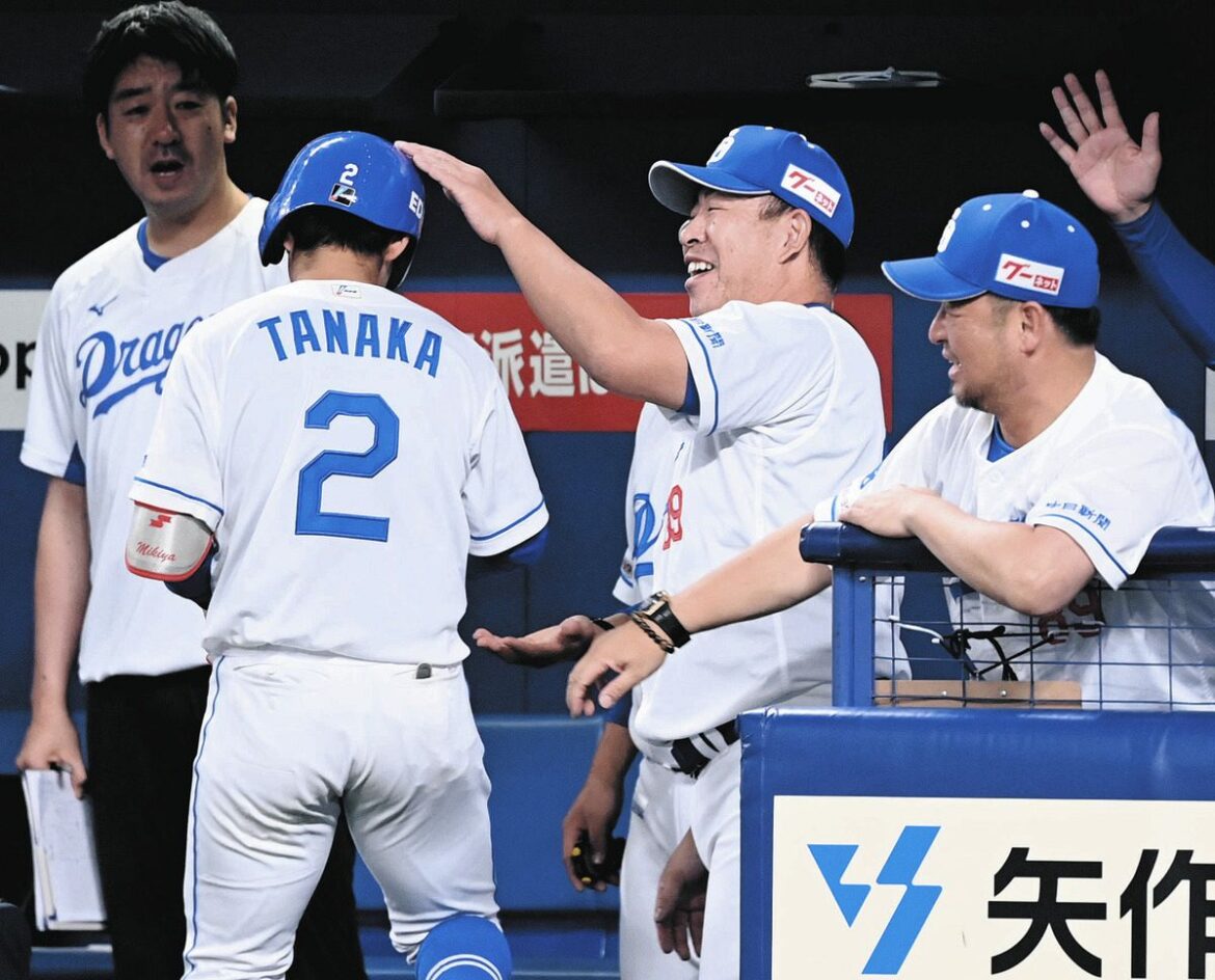 ７回裏、先制犠飛を放った田中（左）を迎える井上監督