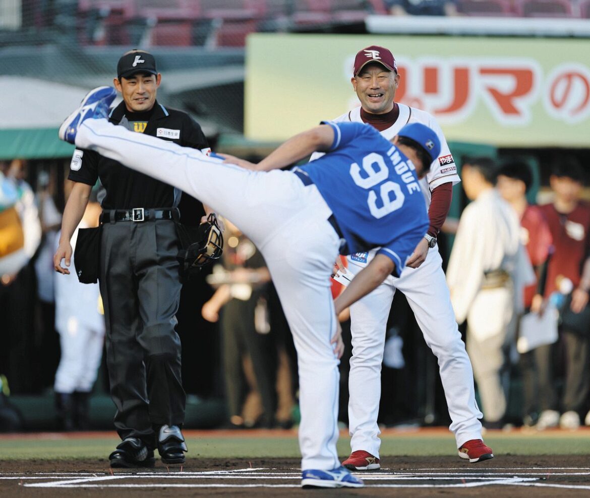 大相撲の呼び出しに合わせてメンバー表交換し、四股を踏む井上監督（手前）と笑顔を見せる楽天・三木監督