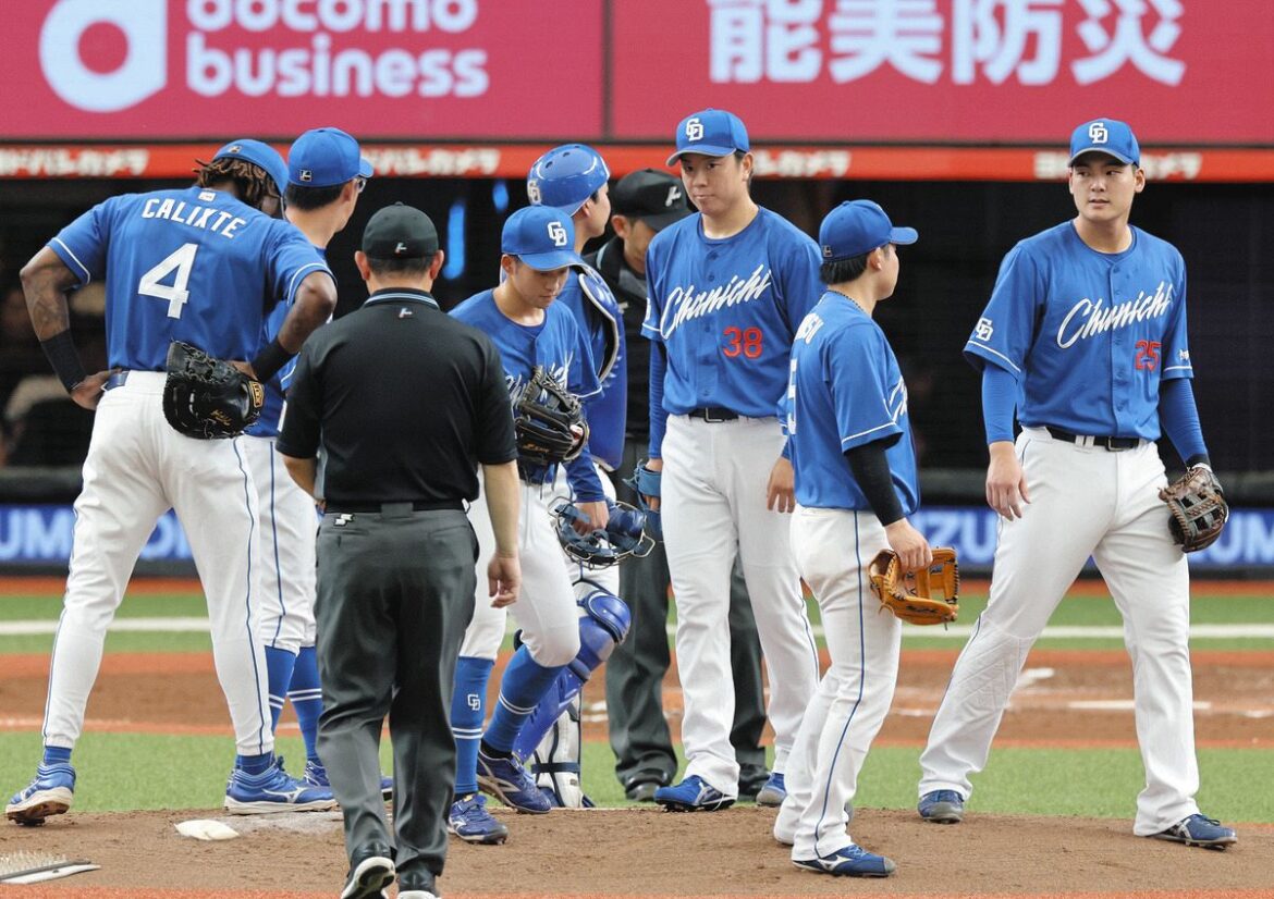 ６回、先制を許し、マウンドに集まる松葉（３８）、石川昂（右）ら中日ナイン