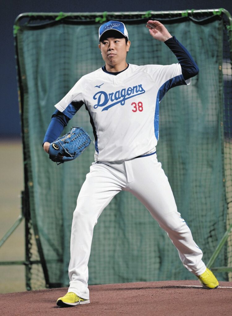 マウンドを確かめる中日・松葉