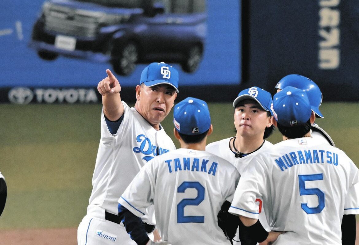 ４回表、三浦に降板を告げる井上監督（左）
