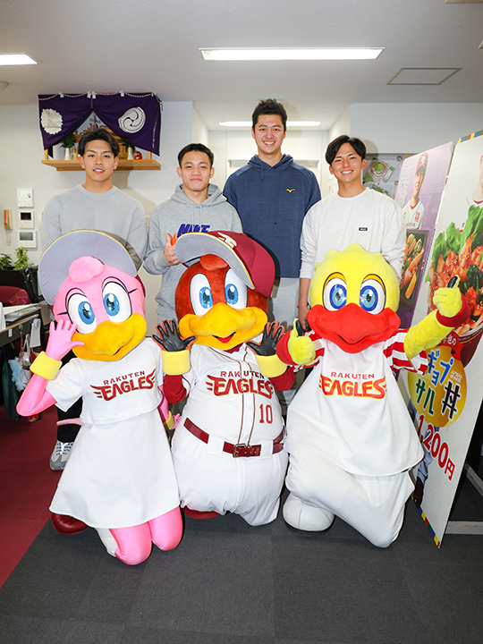 In January 2025, Clutchina, Clutch, and Switch interacted with new players (front row, from left) [©Rakuten Eagles]