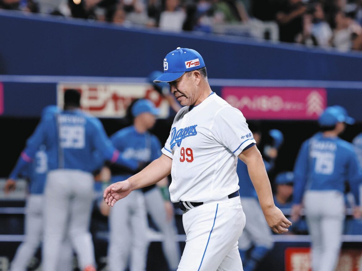 日本ハムに敗れ、厳しい表情で引き揚げる井上監督（手前）