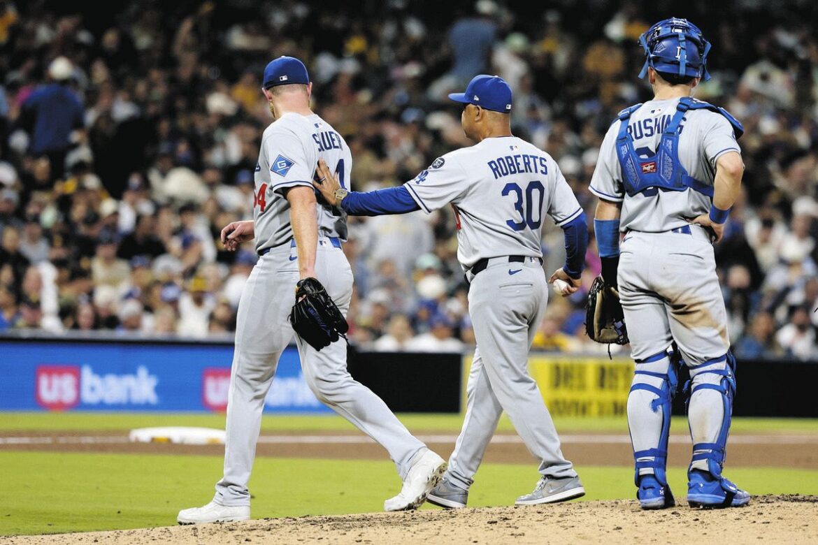 6回にサウアー（左）を降板させるドジャース・ロバーツ監督（中）（AP）