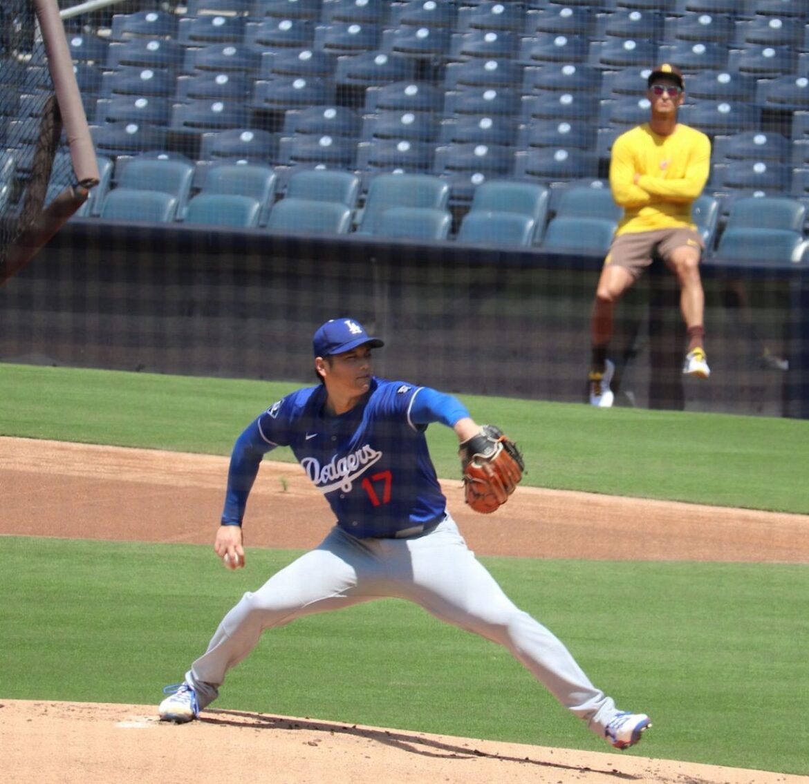 大谷翔平選手の投球を見守るダルビッシュ有投手
