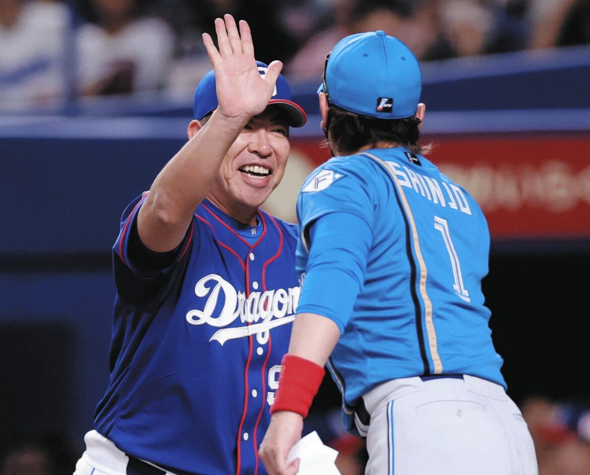 日本ハム・新庄監督（手前）とハイタッチする井上監督