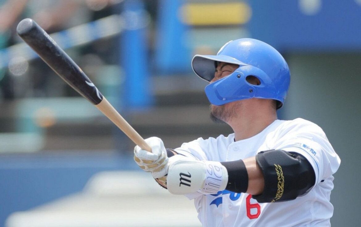 1回裏、先制の2点二塁打を放つ中日・中田