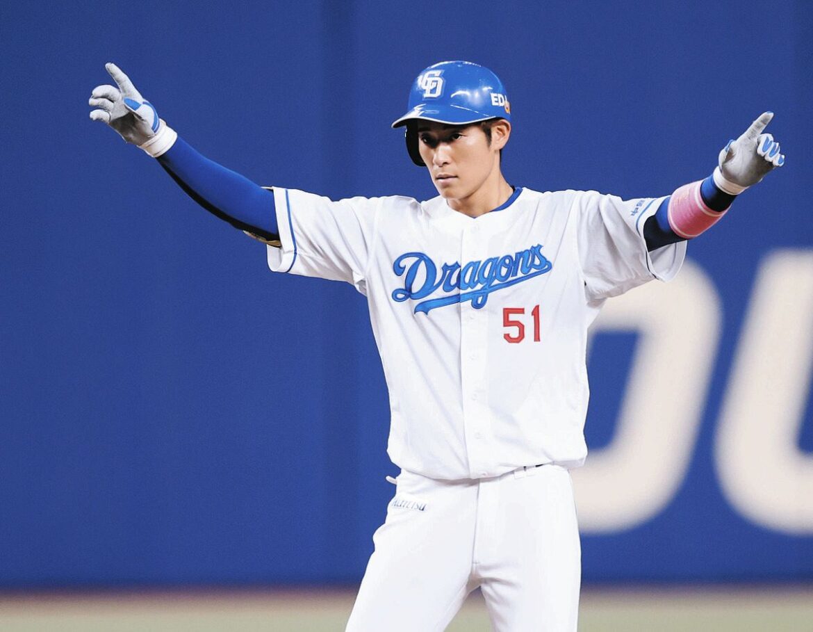 ５回裏２死、上林が左翼線二塁打を放ち、ポーズを決める