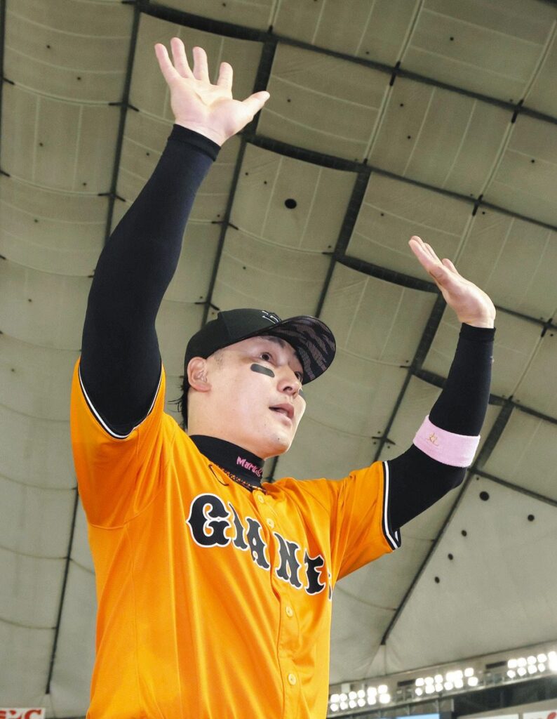 日本ハムに勝利し、ファンに手を振る巨人・丸
