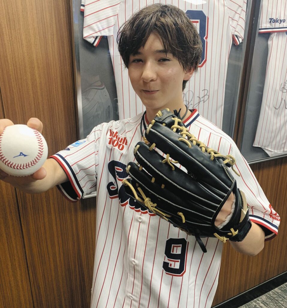 ヤクルト－楽天戦で始球式を務めた後、ホッとした表情をみせるフィギュアスケート男子の中田璃士