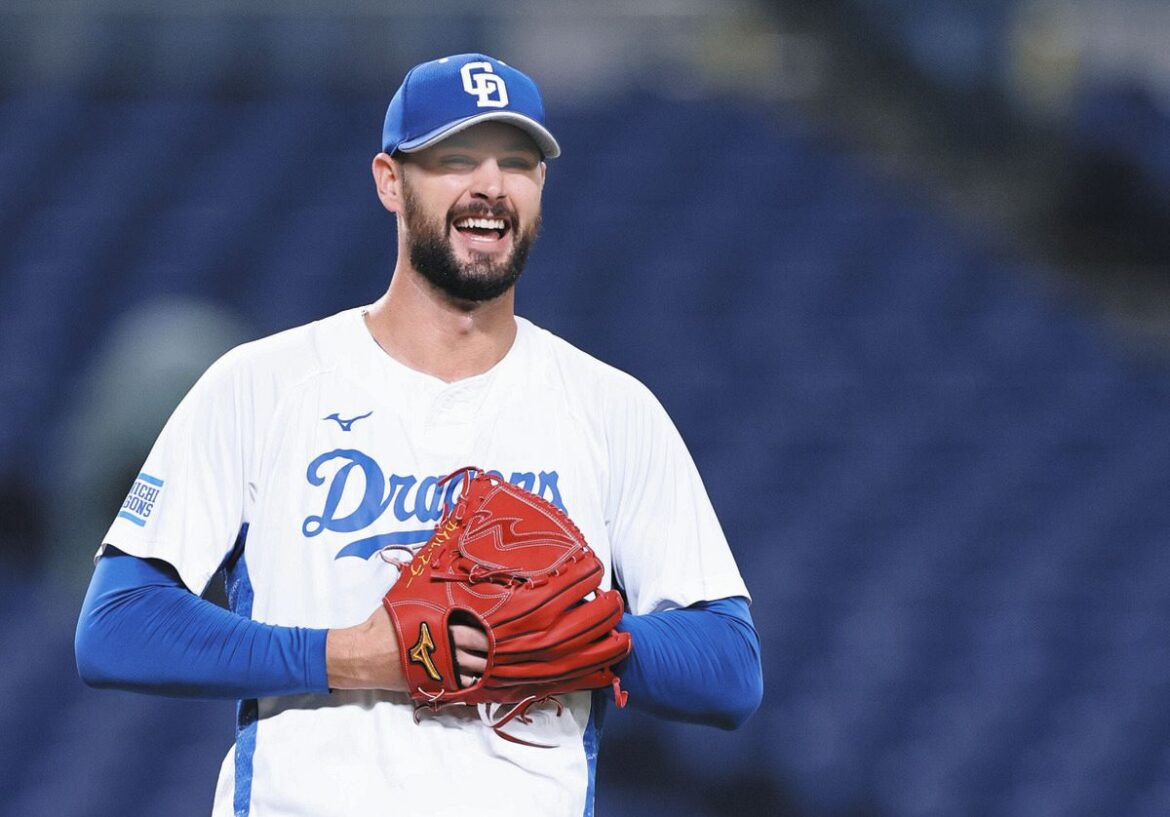 投内連係で、笑顔を見せるマラー