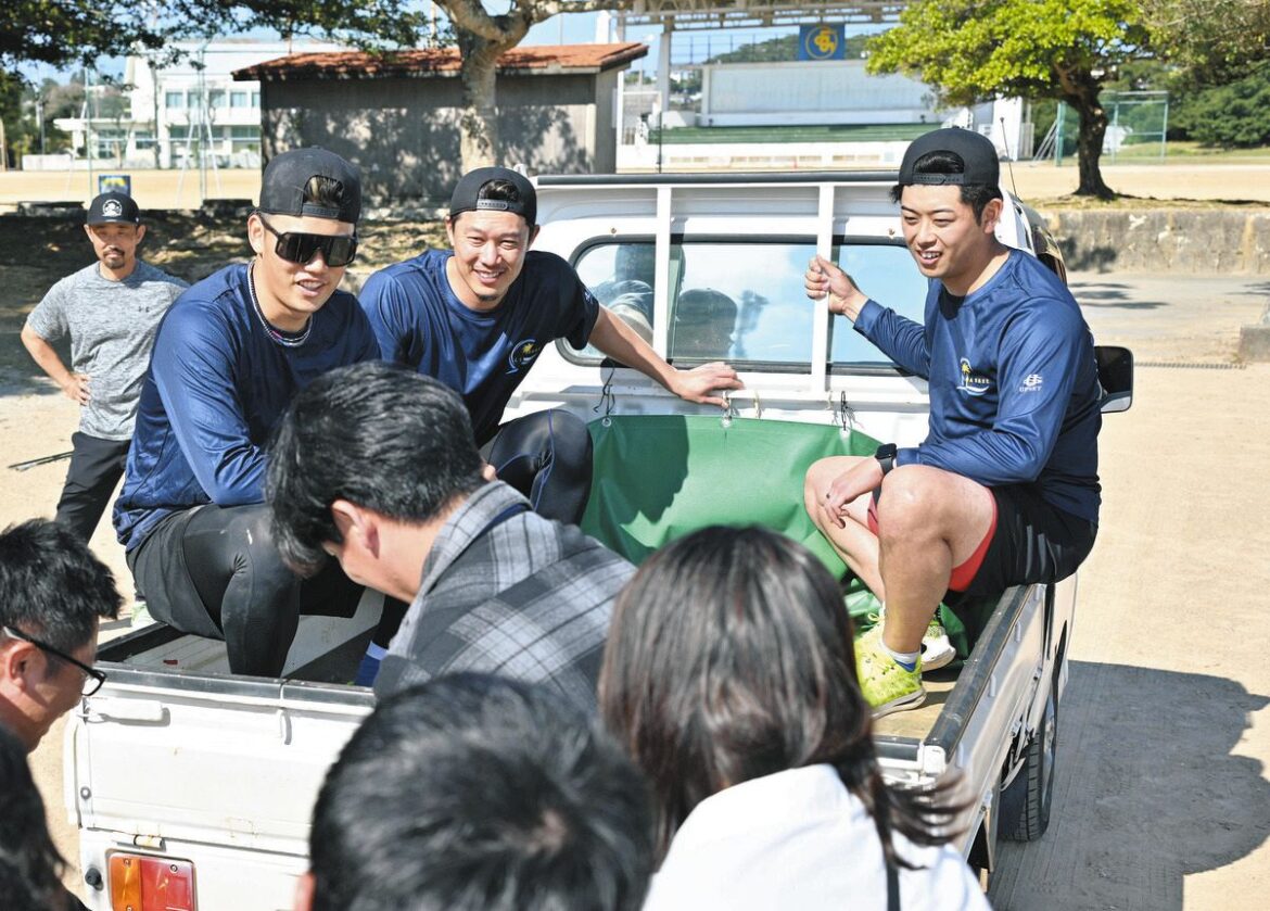 報道陣が引くトラックに乗る（左から）福田、岩崎、松山＝１月１４日、沖縄・読谷で