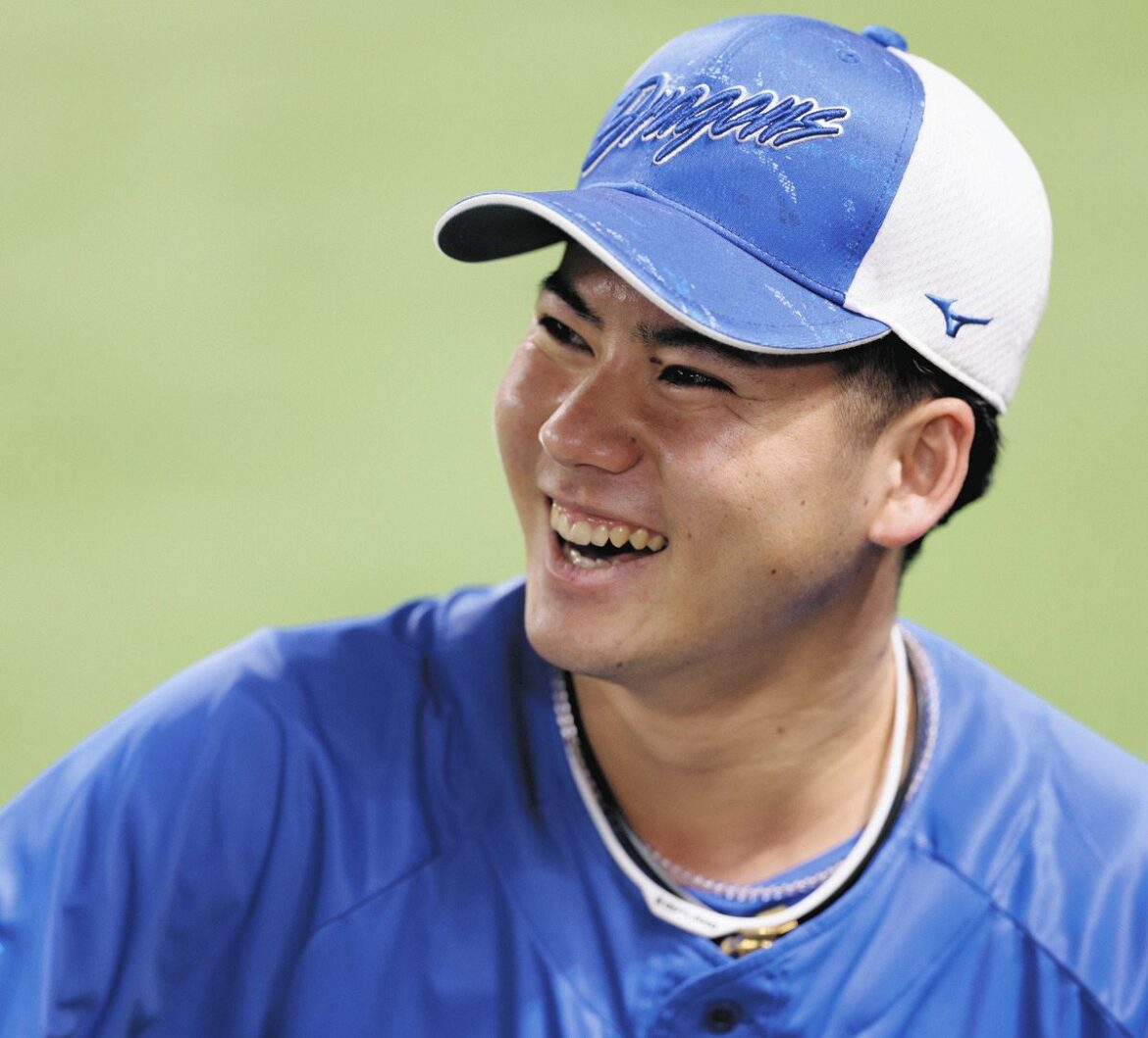 練習で笑顔を見せる中日・金丸