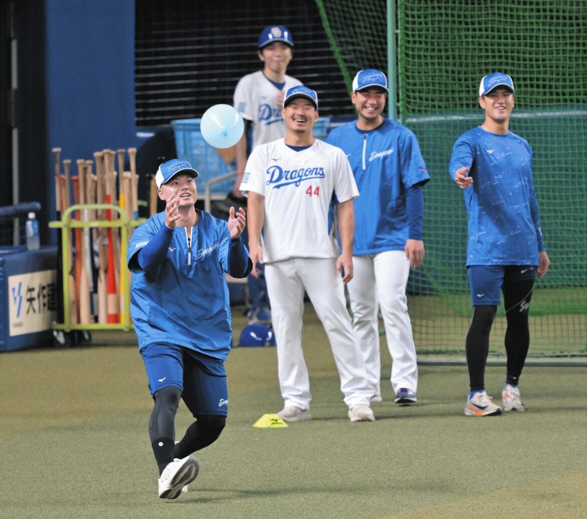 風船を使ったトレーニングに臨む（左から）細川、川越、石伊、板山