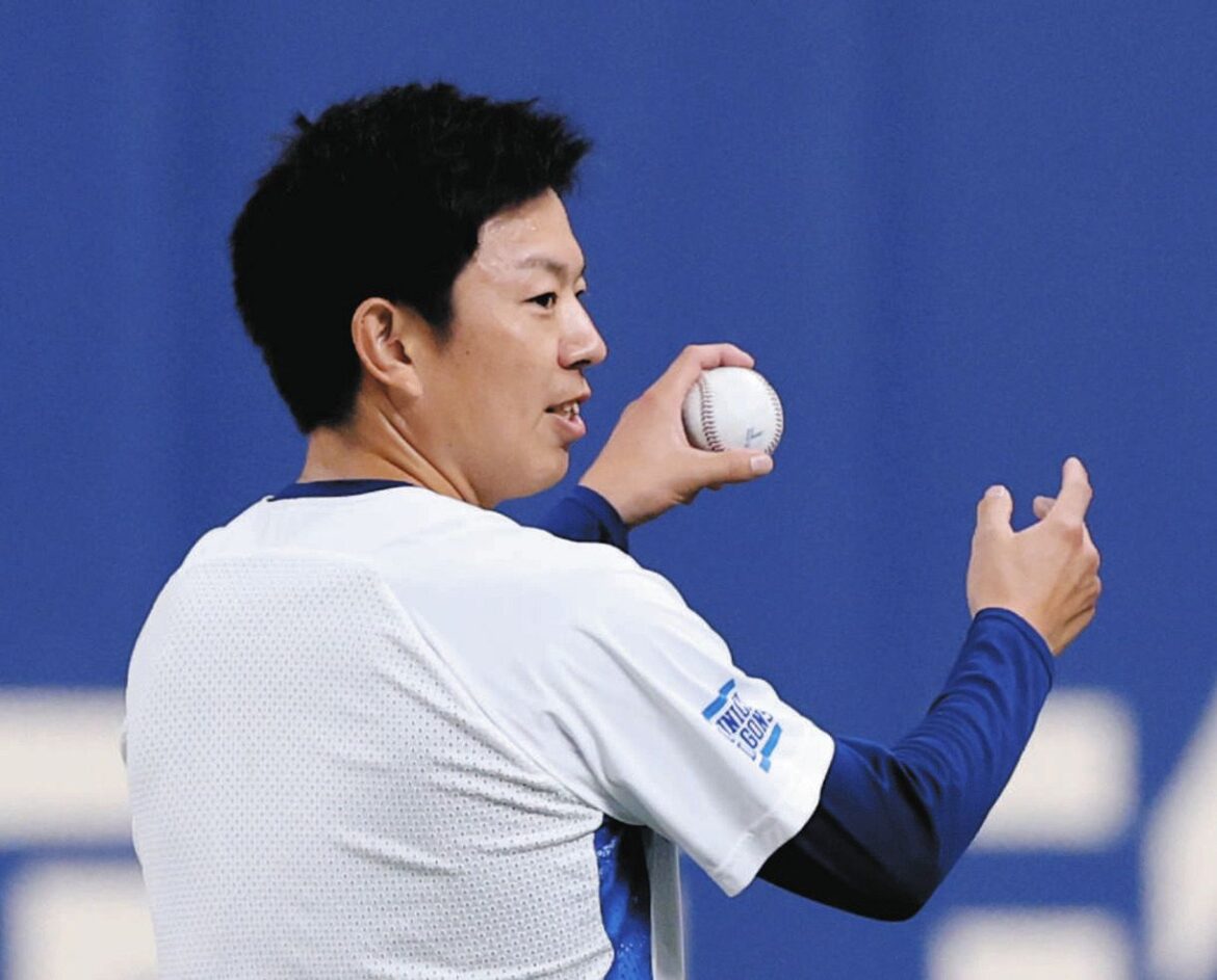 死球を受けてから一夜明け、軽めのキャッチボールをする松葉