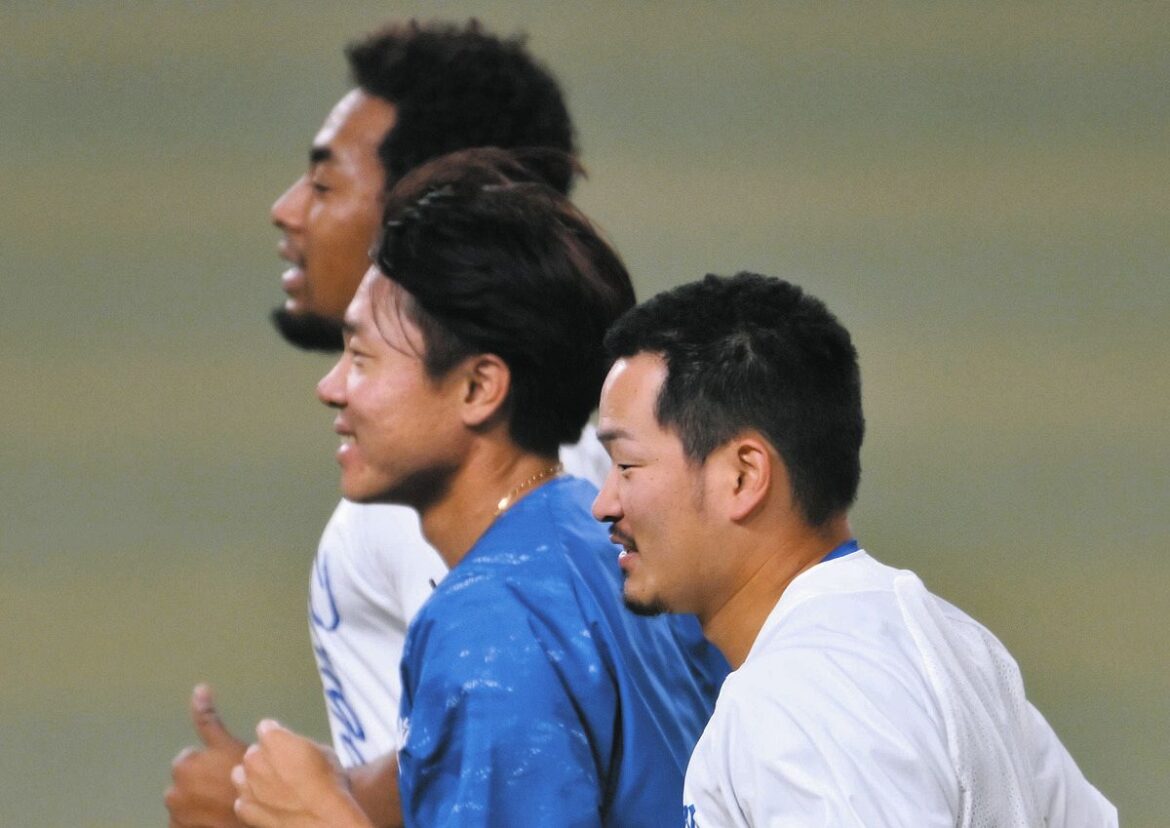 ランニングする（手前から）川越、大島、ブライト