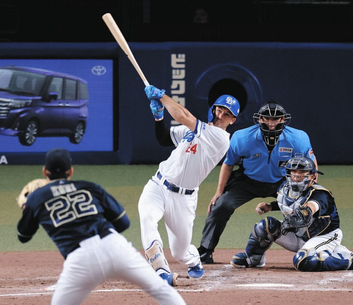 ４回裏無死一、二塁、ボスラーが右中間に逆転３ランを放つ