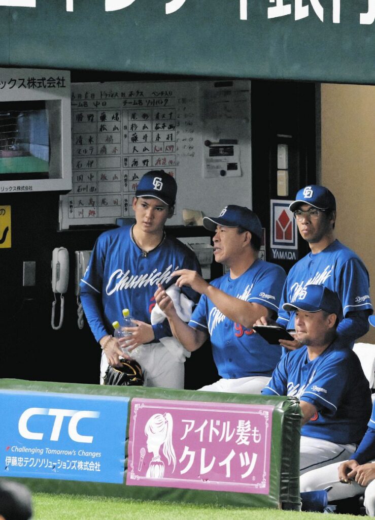 ７回裏、井上監督（中）と話す金丸