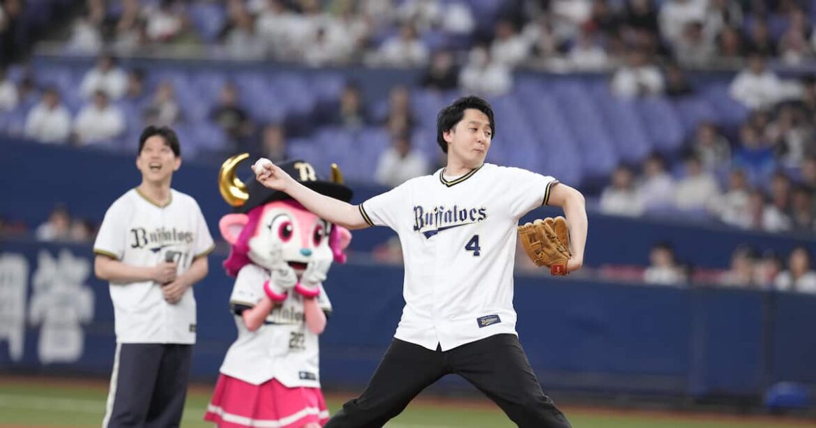 お笑いコンビの滝音、オリックス戦で始球式　緊張のあまり「手がナックルボールくらい震えてた」 - サンスポ